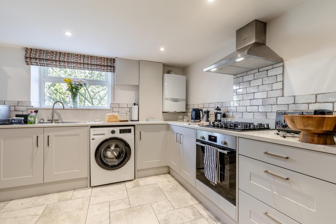 Oven, dishwasher, cookware/dishes/utensils