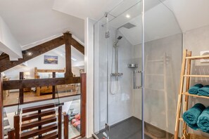 Towels - 1 Bed in Peak Forest (oc-s30591) (Peak Forest)