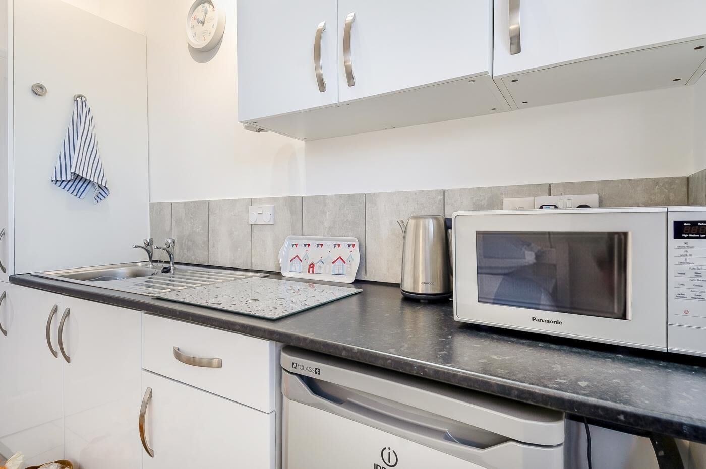 Microwave, cookware/dishes/utensils