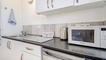 Microwave, cookware/dishes/utensils