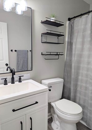 Sèche-cheveux, savon, papier toilette