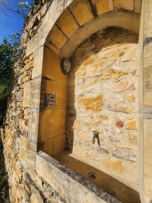 Exterior detail - Grange des Endrevis (Saint-André-d'Allas)