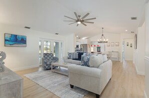 TV - The Blue Palm Escape — Stylish & Pet Friendly (Cape Coral)