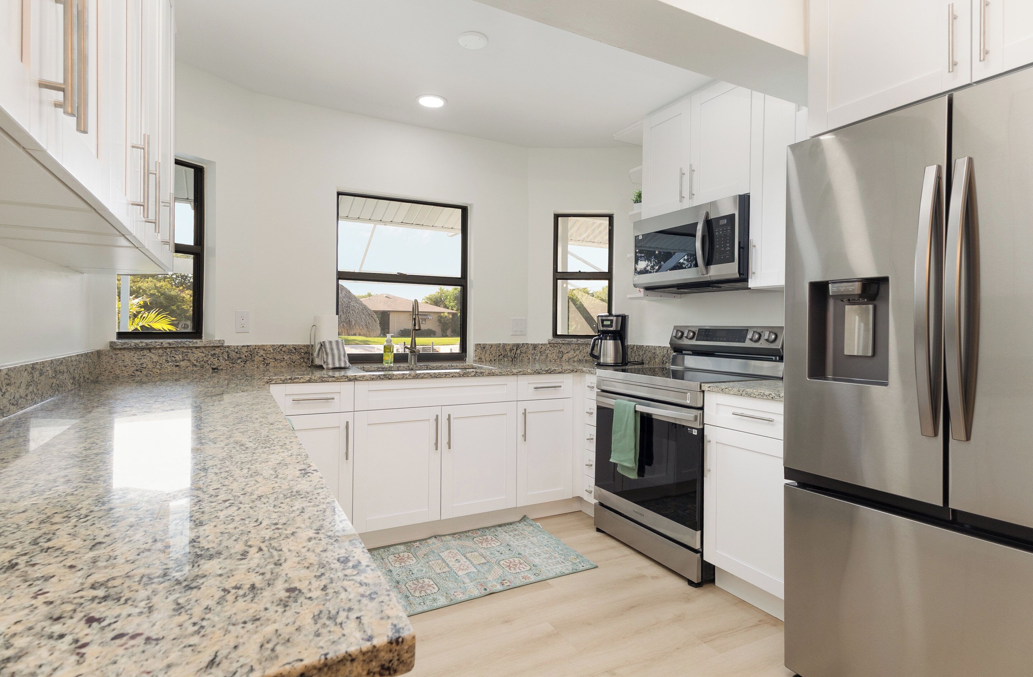 Jääkaappi, mikroaaltouuni, uuni, liesi