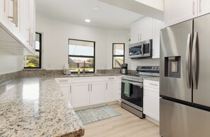 Fridge, microwave, oven, stovetop - The Blue Palm Escape — Stylish & Pet Friendly (Cape Coral)