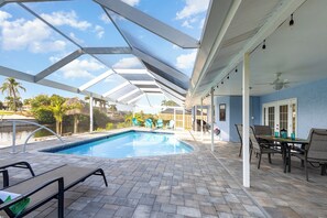 A heated pool - The Blue Palm Escape — Stylish & Pet Friendly (Cape Coral)
