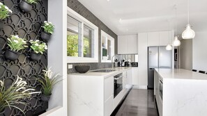 Refrigerador, microondas, horno, placa de cocina