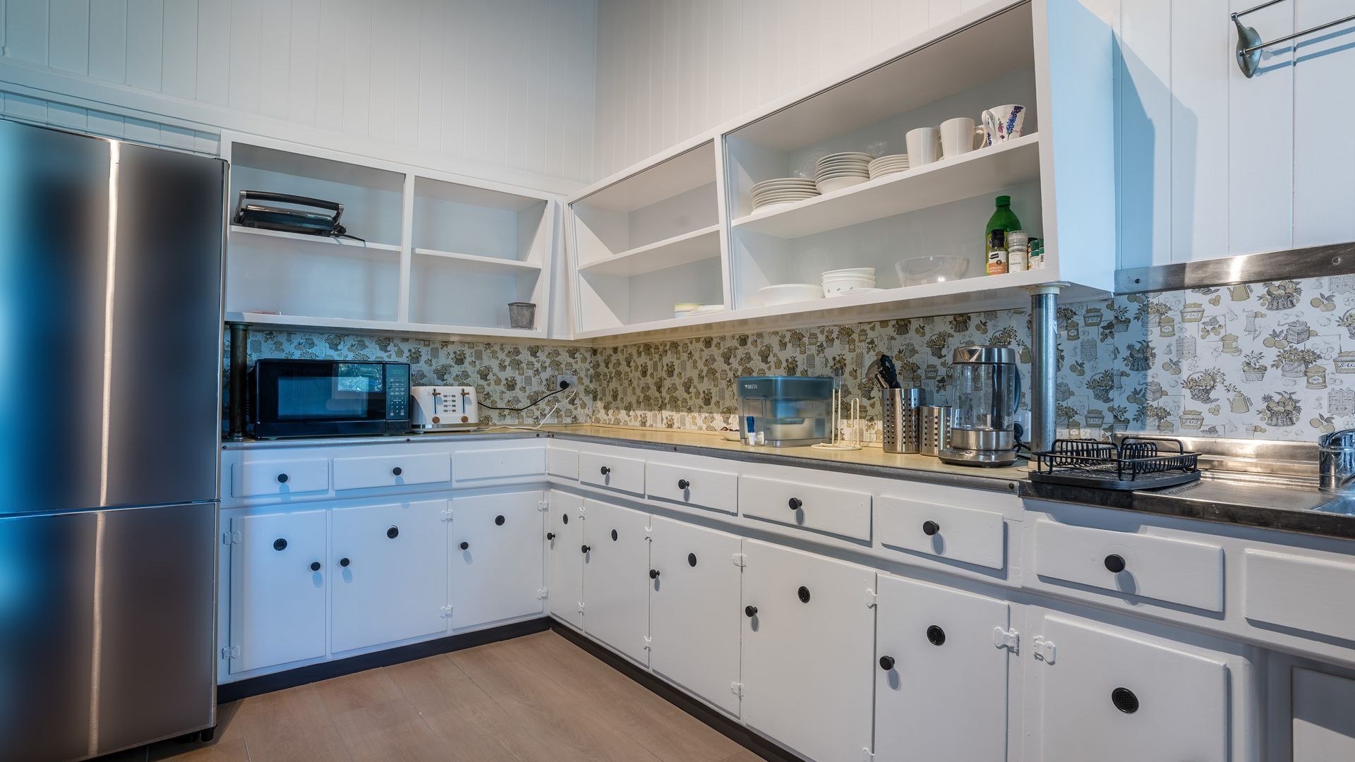 Refrigerador, microondas, horno y parrilla de estufa 