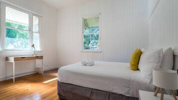 Een bureau, gratis wifi, beddengoed