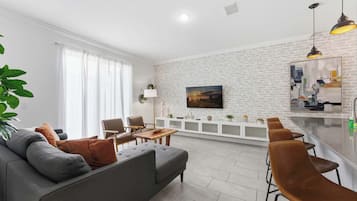 Villa (4 Bedrooms) | Oppholdsområde | En 50-tommers smart-TV med kabel-kanaler