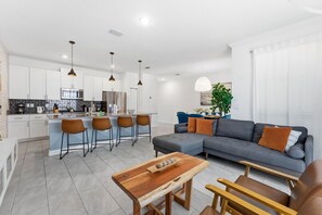 别墅 (4 Bedrooms) | 起居区 | 50-英寸智能电视（配备有线频道）