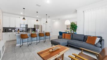 Villa (4 Bedrooms) | Aire de séjour | Téléviseur connecté de 50 po avec télévision par câble