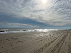 Ranta lähistöllä, aurinkotuoleja