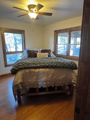 2 bedrooms, iron/ironing board, WiFi, bed sheets - Private Luxury cabin near Williams on Historic Ranch 15 minutes from Williams! (Williams)