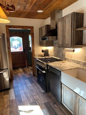 Microondas, horno, parrilla de estufa y lavavajillas