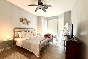 3 bedrooms, iron/ironing board, WiFi, bed sheets - Walk to FIFA World Cup/Rangers/AT&T Stadium / Game Room (Arlington)