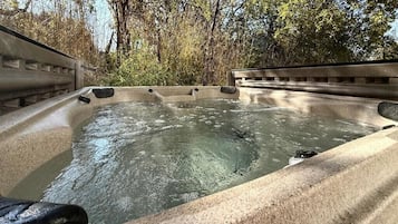 Tina de hidromasaje al aire libre