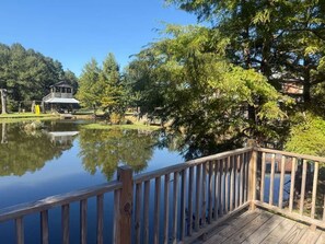 Property grounds - Cozy Retreat Home with deck. Pet friendly!- Pines (Tomball)