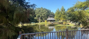 Cozy Retreat Home with deck. Pet friendly!- Pines