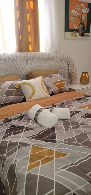 Iron/ironing board, free WiFi, bed sheets