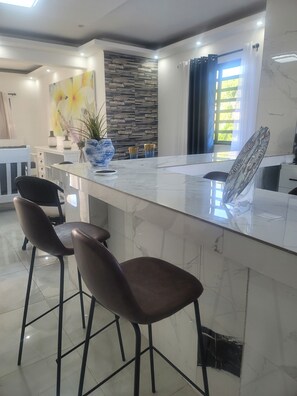 Dining - OCEAN FRONT 4 BED ROOM FABULOSE APT. ESPECTACULAR OCEAN VIEWS. With POOL. (La Romana - Playa caleta)