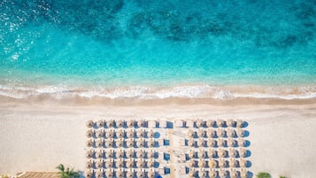 Una playa cerca, arena blanca, toallas de playa, 10 bares en la playa