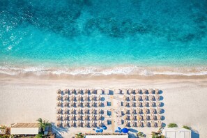 Una spiaggia nelle vicinanze, sabbia bianca, teli da spiaggia