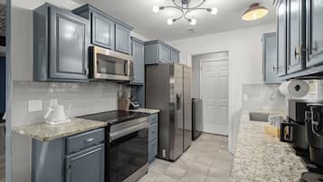 Een microgolfoven, een oven, een kookplaat, een vaatwasser