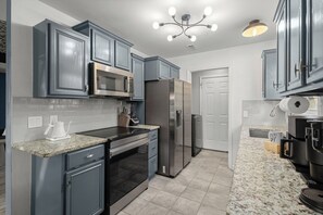 Mikrobølgeovn, ovn, kokeplater og oppvaskmaskin