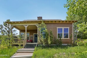 Exterior - Trailside Haven: Ski-In/Ski-Out 2BR + Loft w/ Mountain Views (Granby)