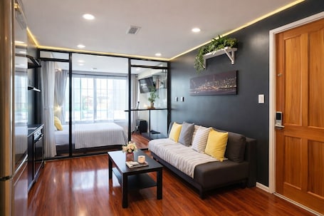 2 bedrooms, iron/ironing board, WiFi, bed sheets. Center City Skyline View - 2BR - King Bed & 2 more- Near all great Philly Spots