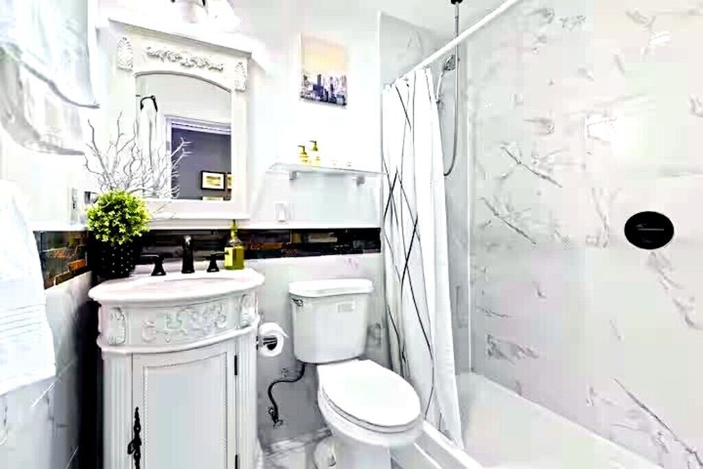 Douche, sèche-cheveux, serviettes fournies, savon