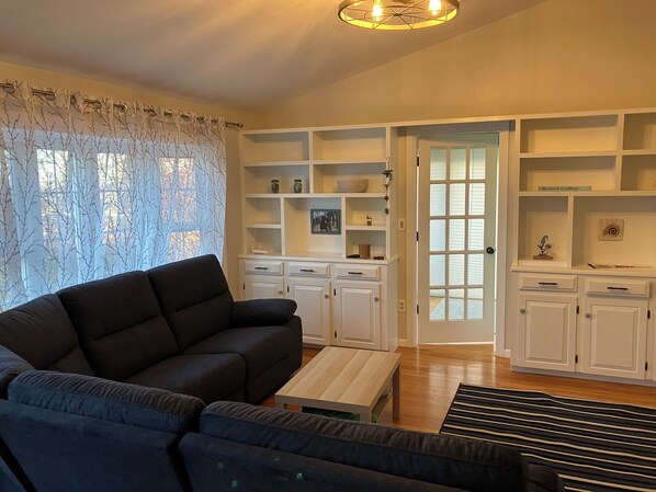 Smart TV - NEW LISTING! Newly-updated, comfy 3BR house minutes from Humarock Beach (Marshfield)
