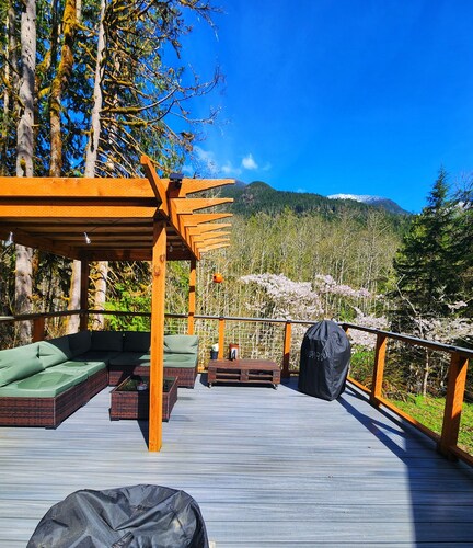 Misty Mountain Cabin-2 bed, 1 bath, mountain views and large deck