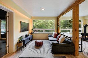 Smart TV y chimenea 