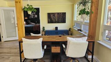 Skrivbord, gratis wi-fi och sängkläder