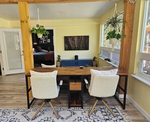 Escritorio, wifi gratis y ropa de cama