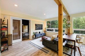 Smart TV y chimenea 