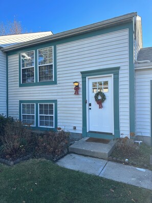 Exterior detail - Remodeled 3BR 2B • 15 min to OSU • Near Top Hospitals • Nightlife • Quiet Area (Powell)
