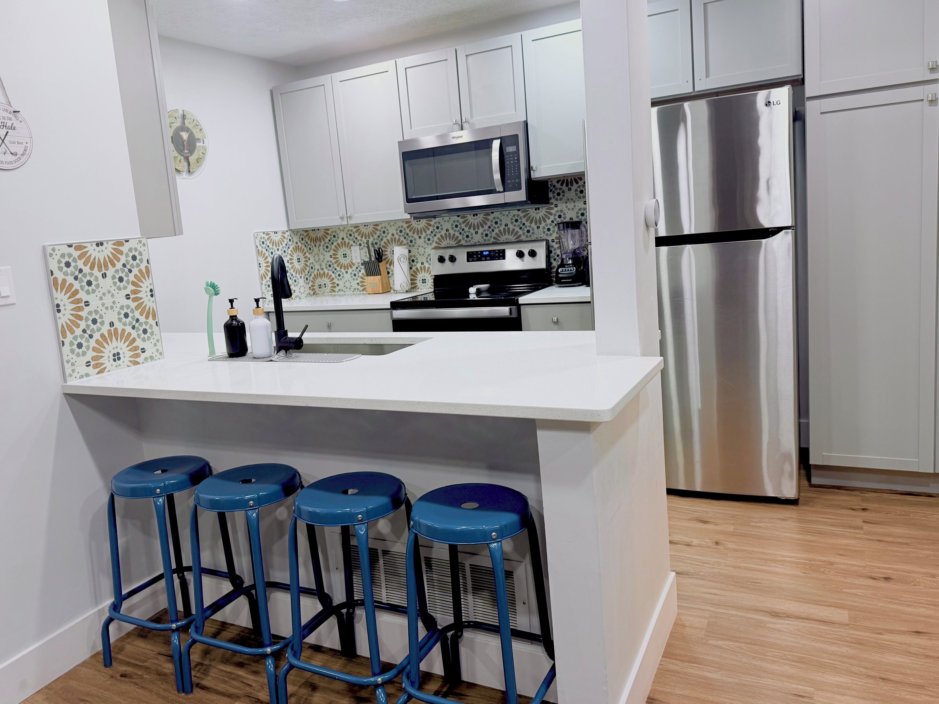 Réfrigérateur, micro-ondes, four, plaque de cuisson