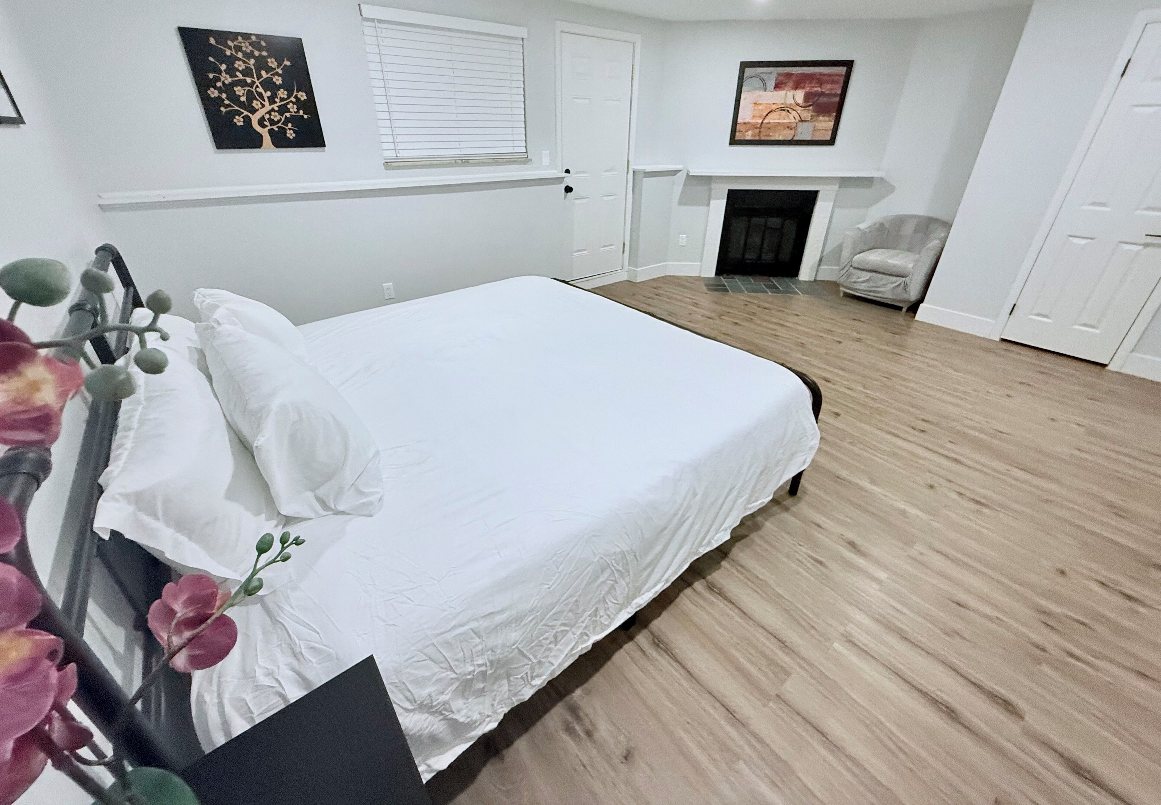 Iron/ironing board, free WiFi, bed sheets