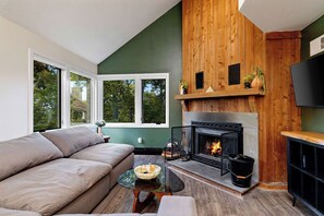 Living area - The Fairway Chalet / 2 BR + Loft (Wintergreen Resort)