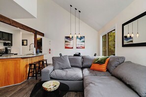 Living area - The Fairway Chalet / 2 BR + Loft (Wintergreen Resort)