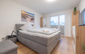 2 chambres, fer et planche à repasser, lit de bébé portatif