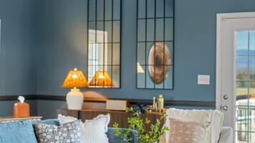 TV connectée, cheminée, jeux vidéo, livres