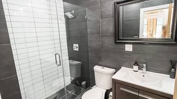Een haardroger, handdoeken, zeep, toiletpapier