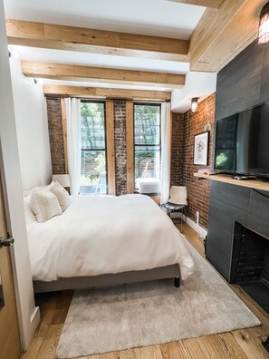 1 bedroom, WiFi, bed sheets - Live like a local! Beautiful West Village 1-bed with washer/dryer (New York)