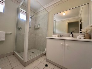 Bathroom - Seaside 18 - your Middleton Beach Getaway (Middleton Beach)