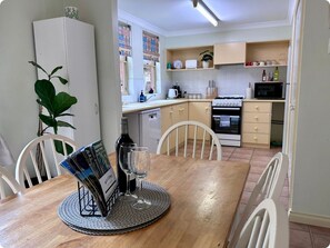 Microwave, oven, stovetop, dishwasher - Seaside 18 - your Middleton Beach Getaway (Middleton Beach)