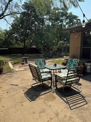 Outdoor dining - Colorful Cottage in the Heart of Downtown Denton (Denton)
